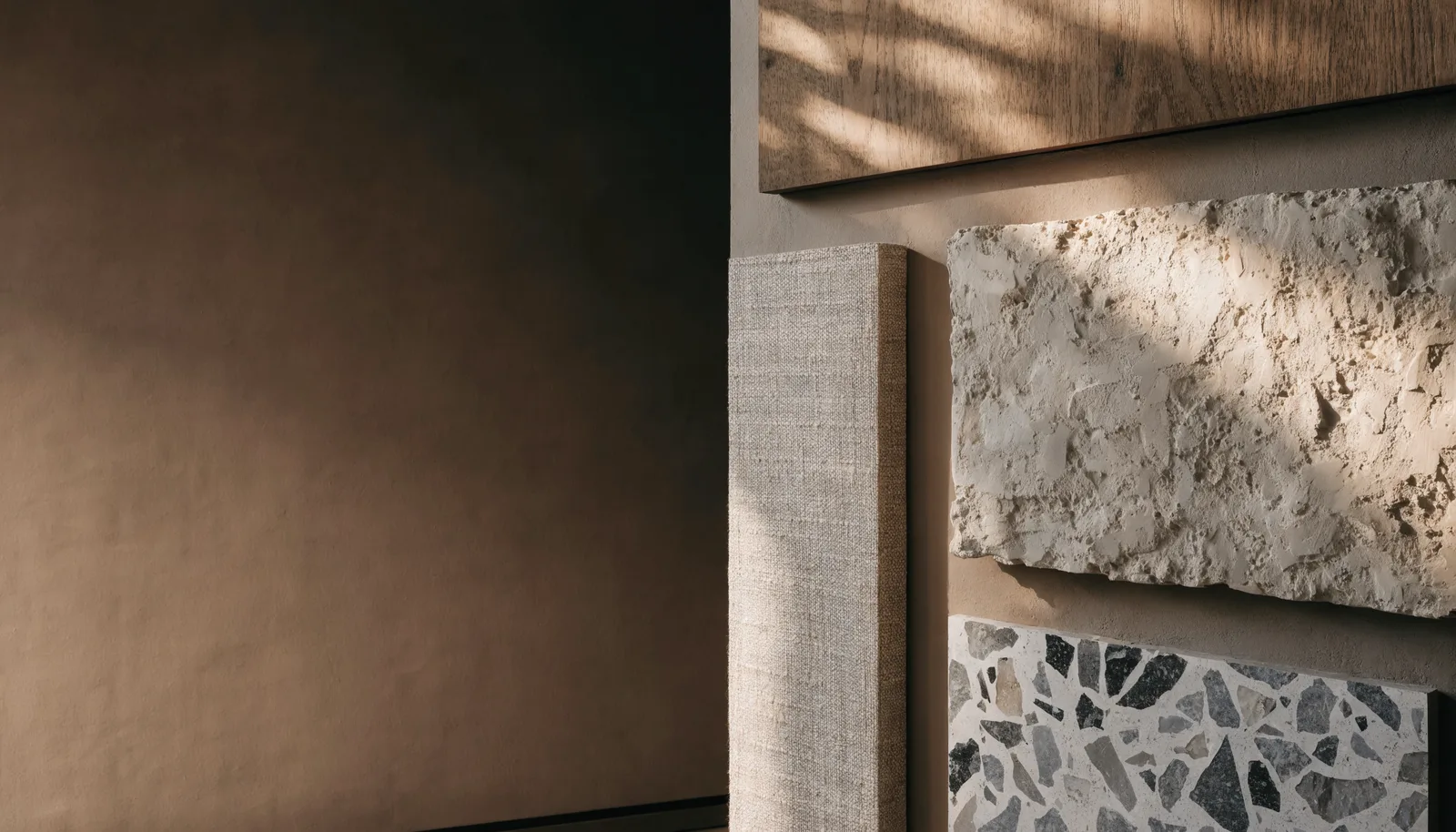 Materialflächen aus Putz, Holz und Stoff im natürlichen Licht