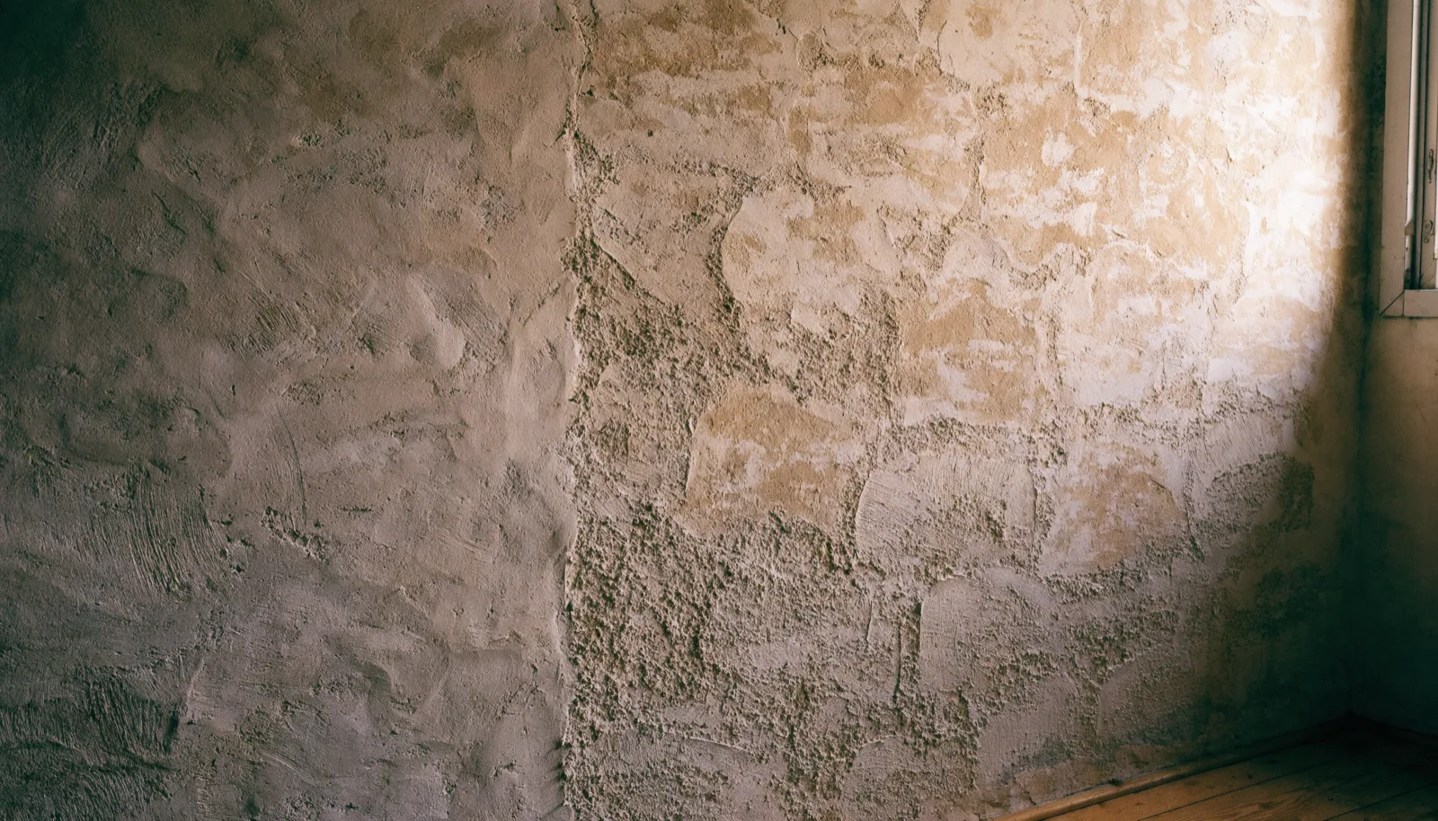 Ruhige Wandfläche mit Fenster und Tageslicht