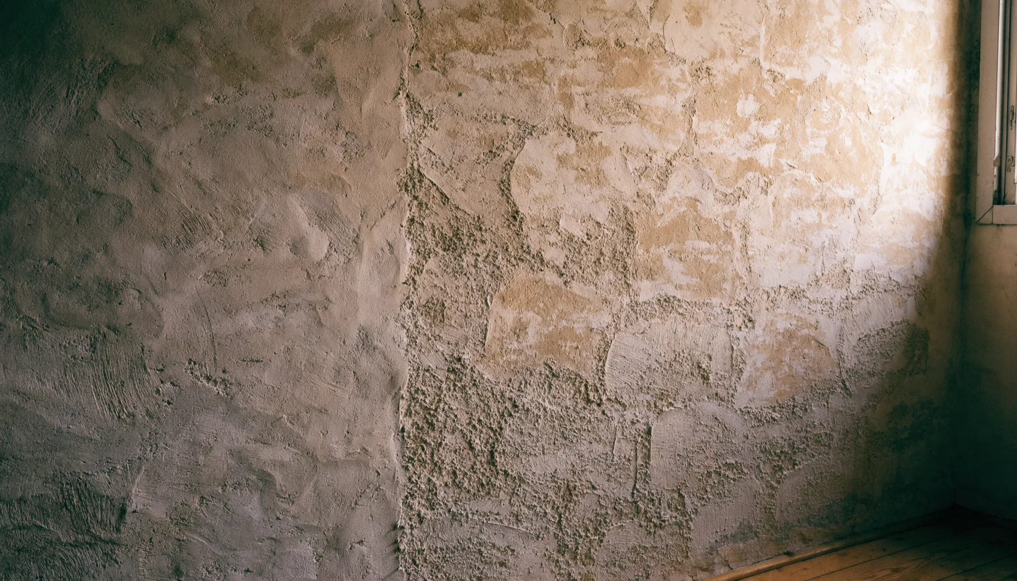 Wandfläche mit strukturiertem Kalkputz, Fenster und Tageslicht