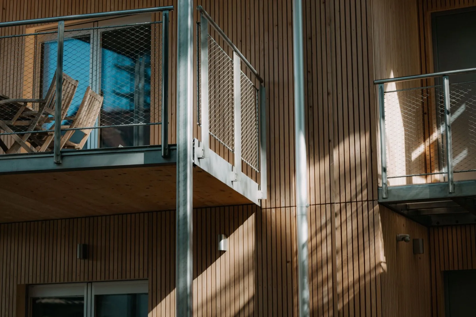 Holzfassade eines Wernli-Neubaus im Tageslicht
