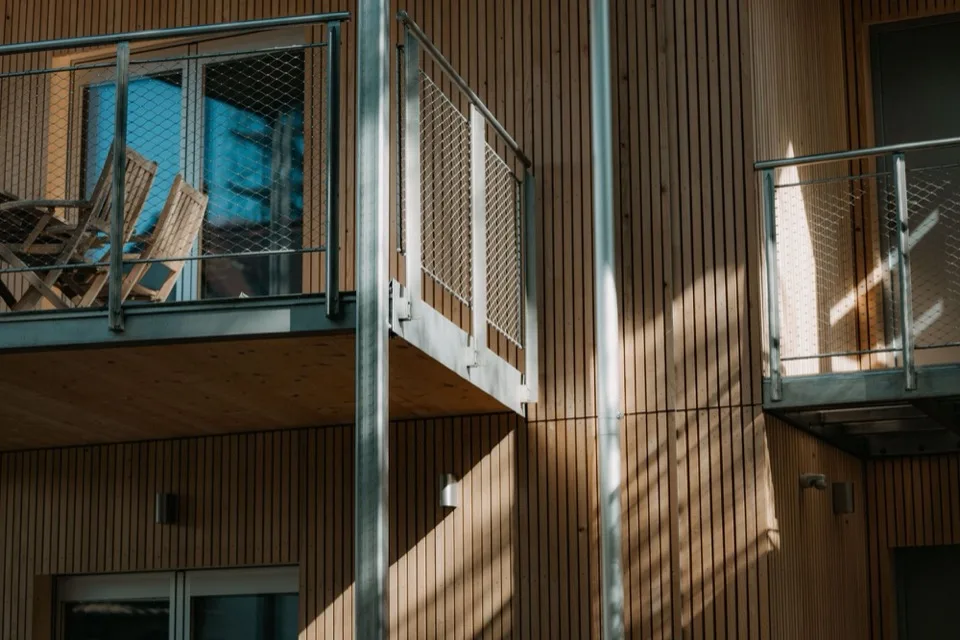 Schweizer Holzbau im Vorprojekt im warmen Abendlicht